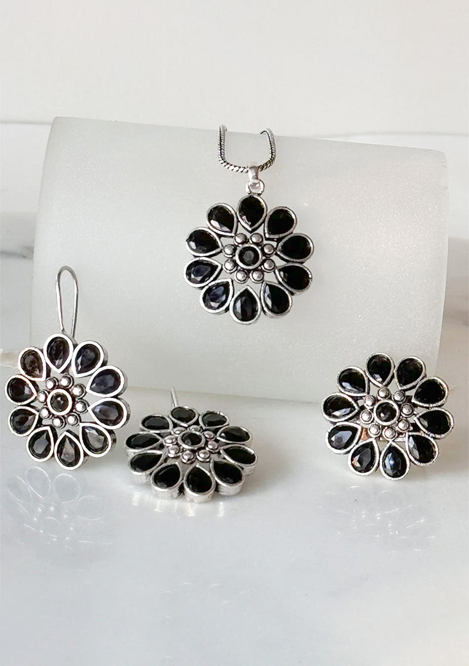 Noir Bloom Pendant Set