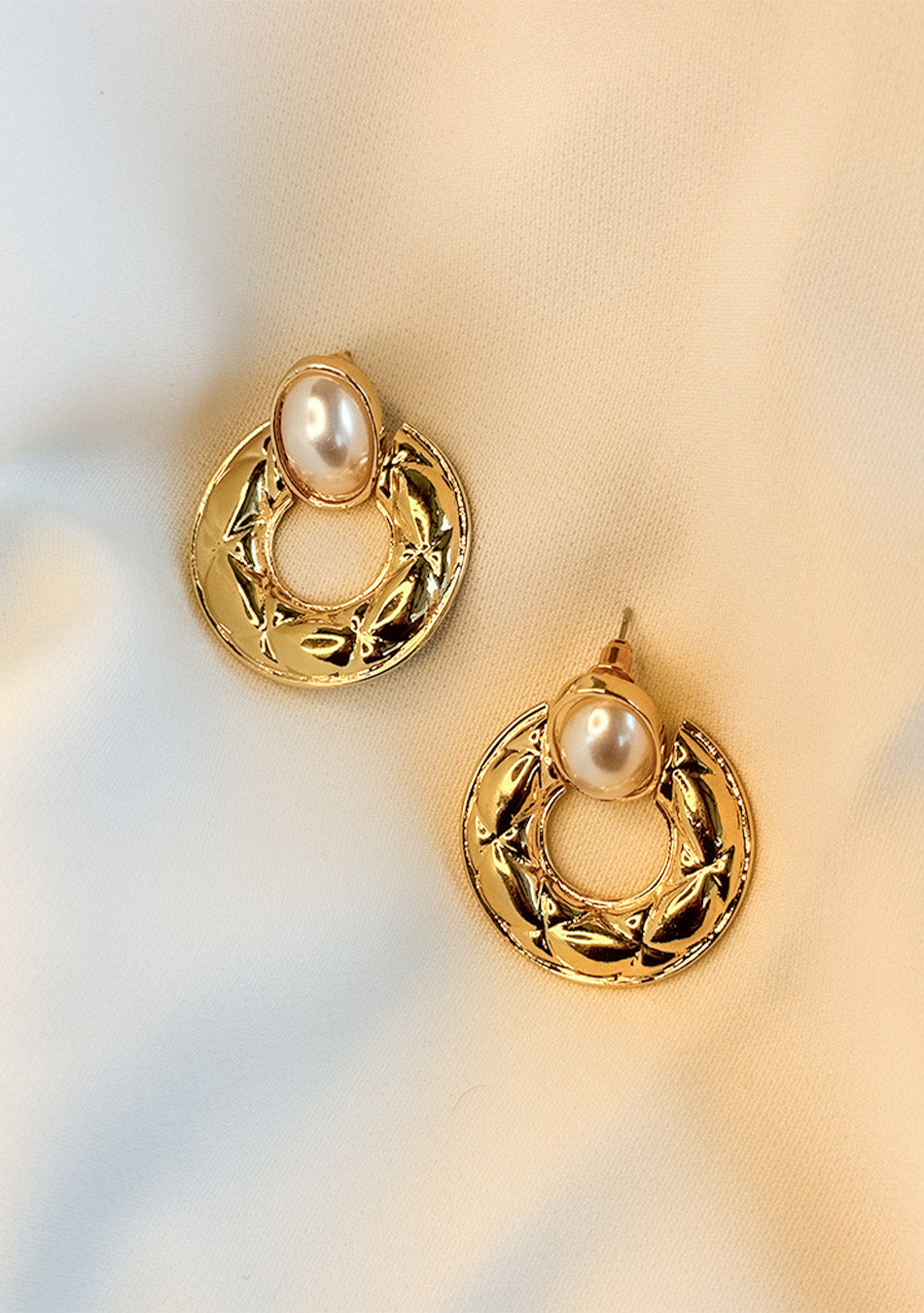 VINTAGE PEARL CREST EARRINGS