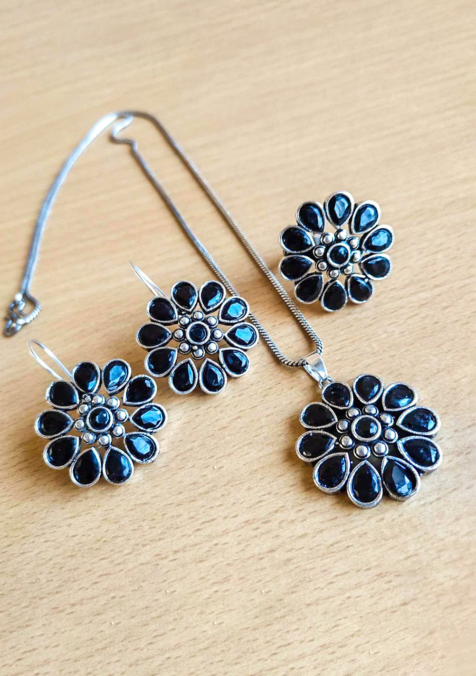 Noir Bloom Pendant Set