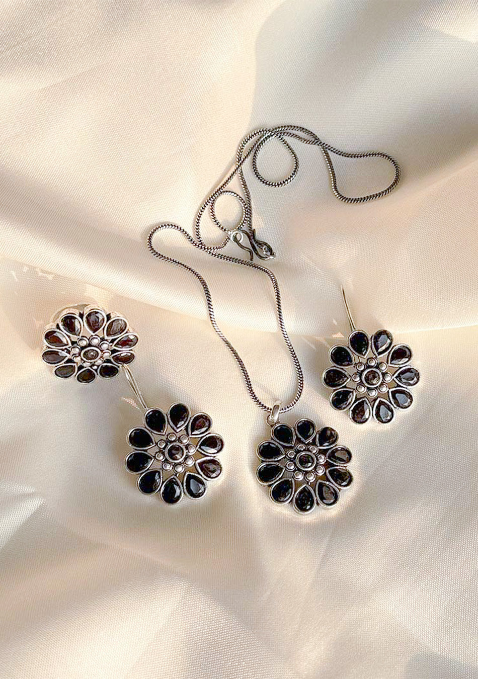 Noir Bloom Pendant Set