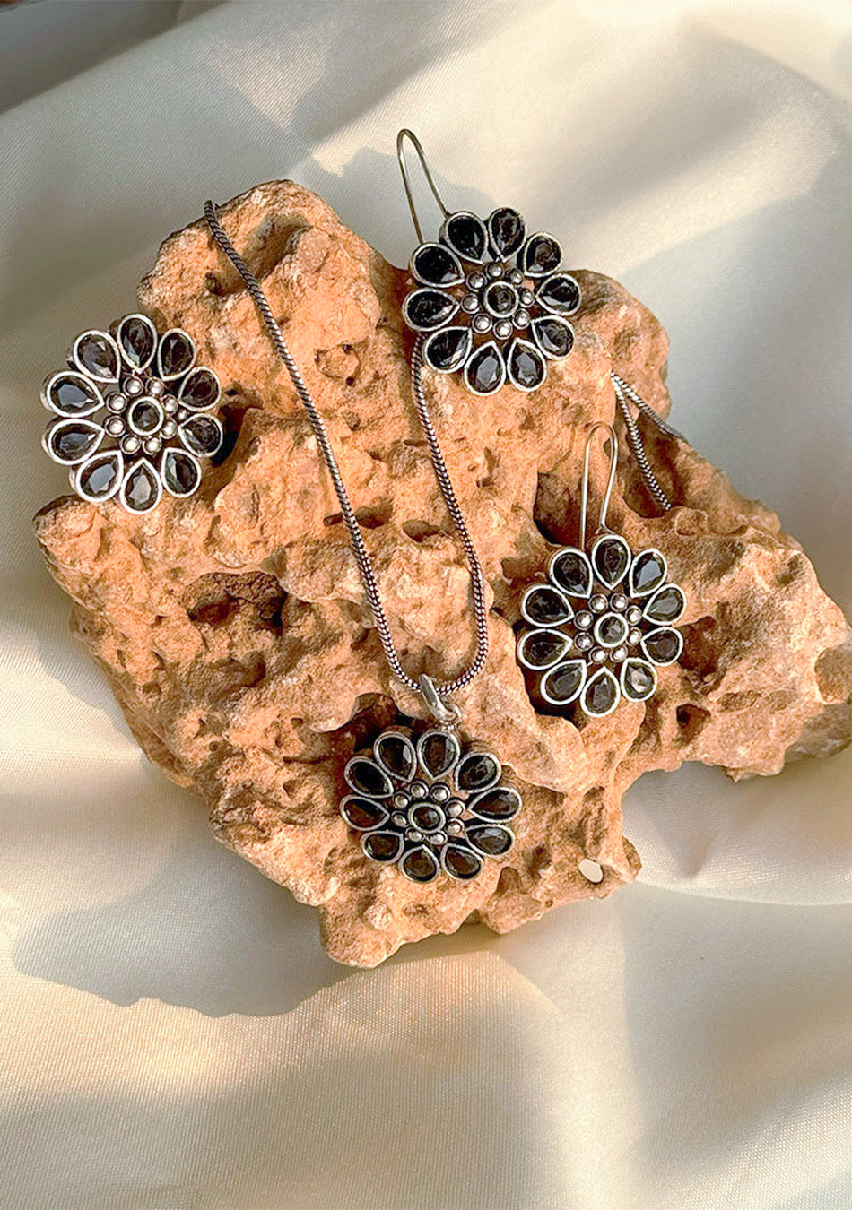 Noir Bloom Pendant Set