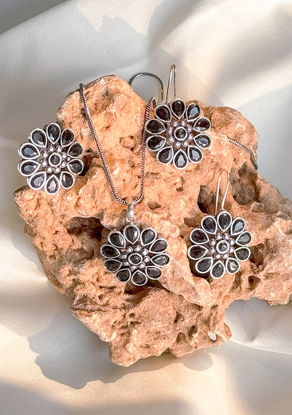 Noir Bloom Pendant Set