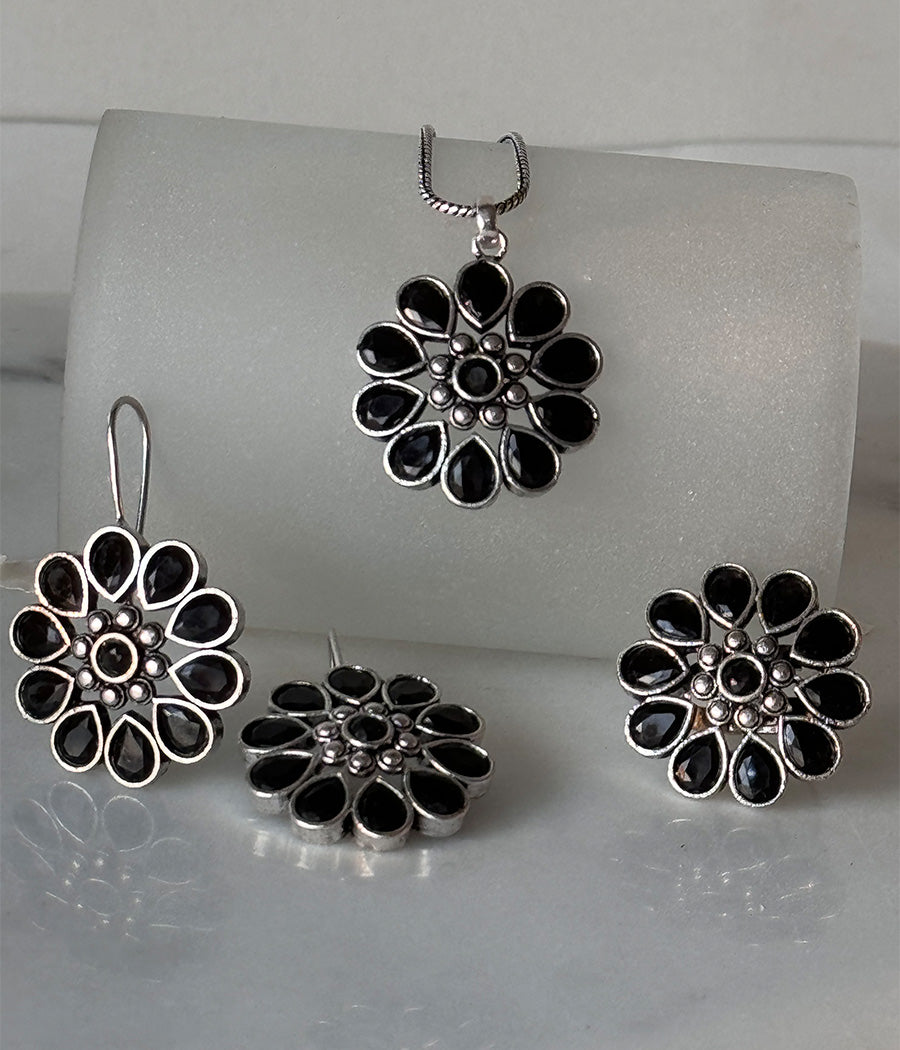 Noir Bloom Pendant Set