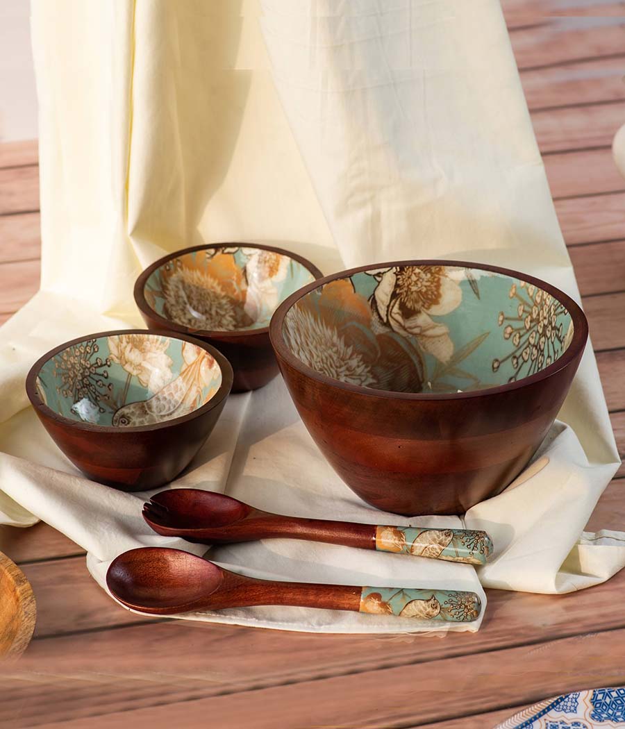 Set of salad online bowls