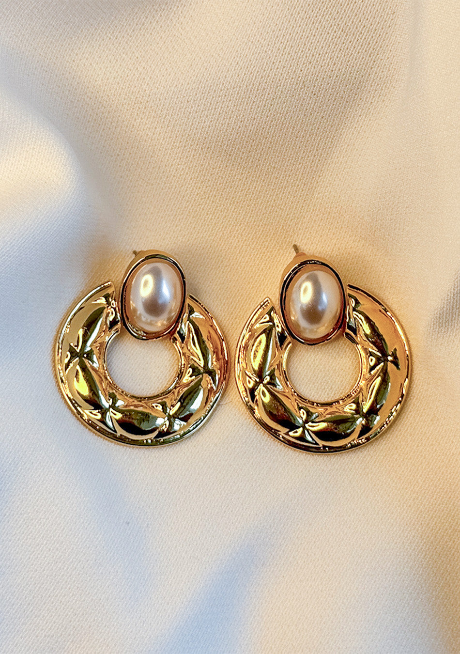 VINTAGE PEARL CREST EARRINGS