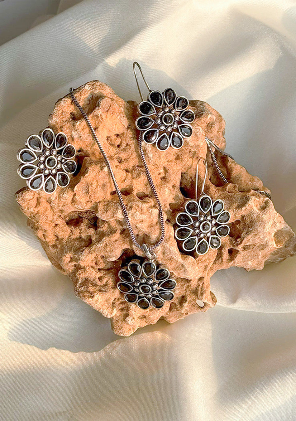 Noir Bloom Pendant Set