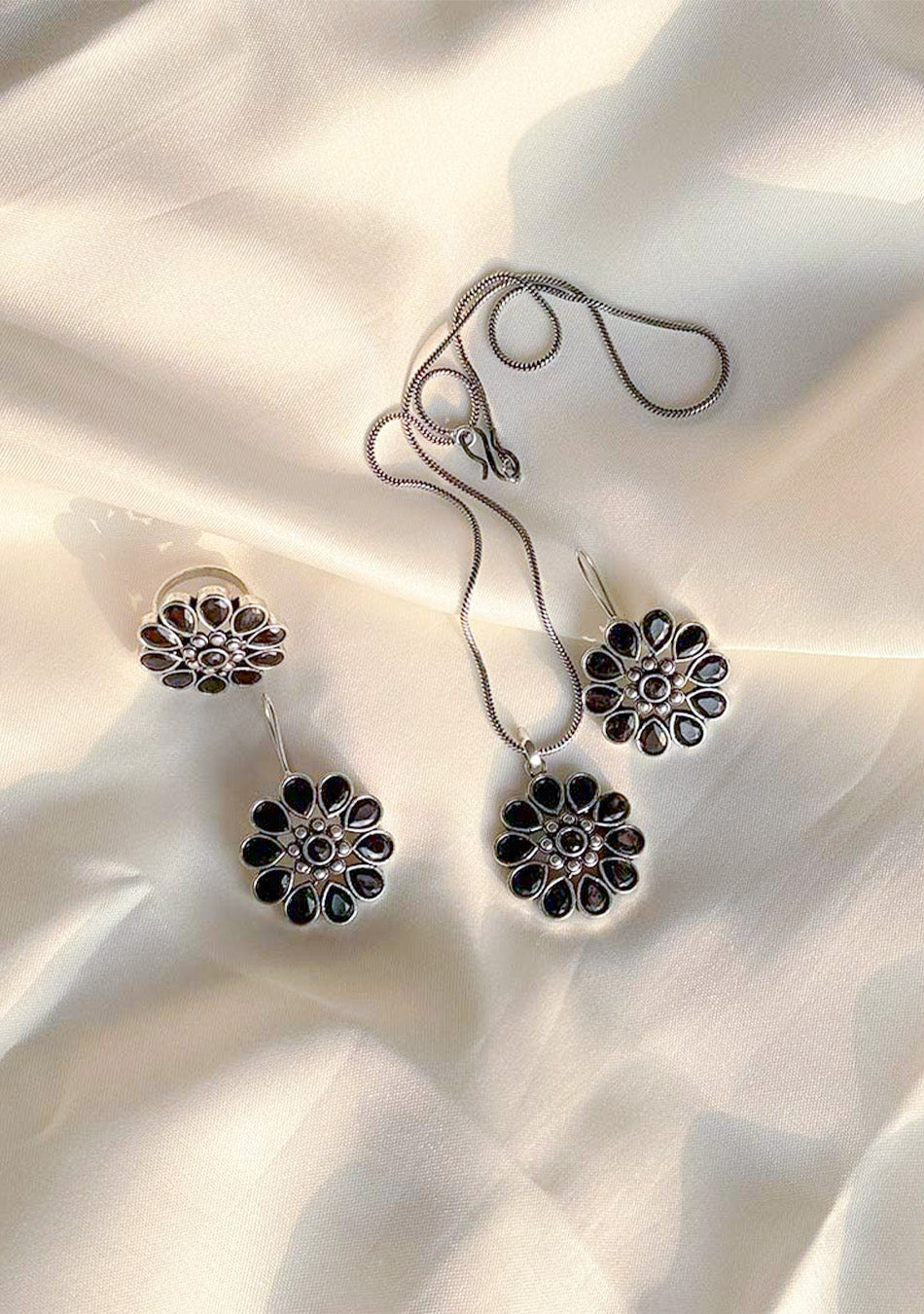 Noir Bloom Pendant Set