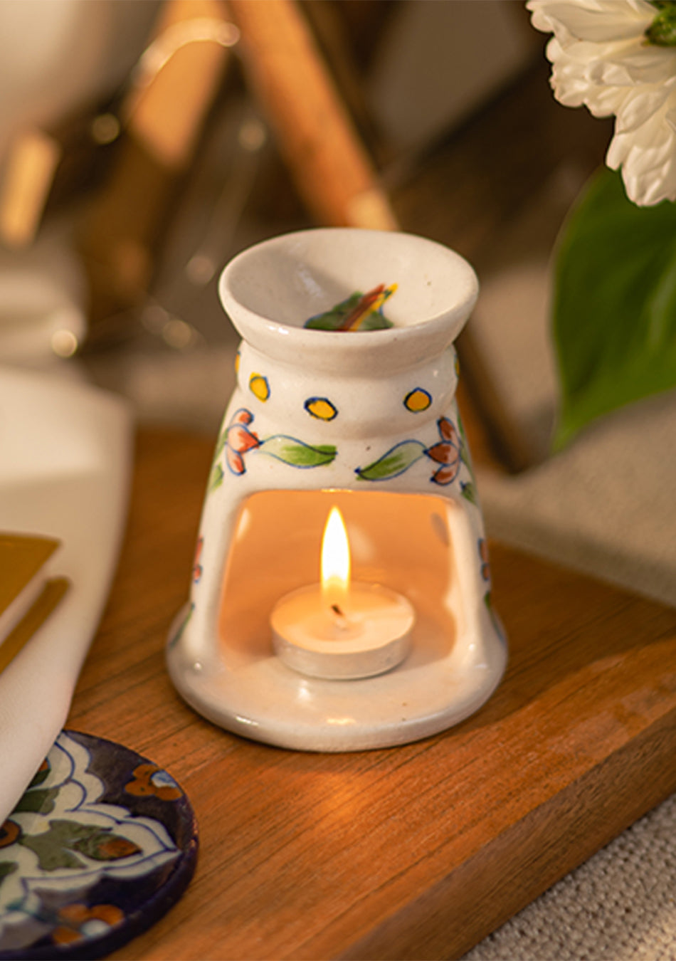 BLUE POTTERY WHITE FLORAL DIFFUSER