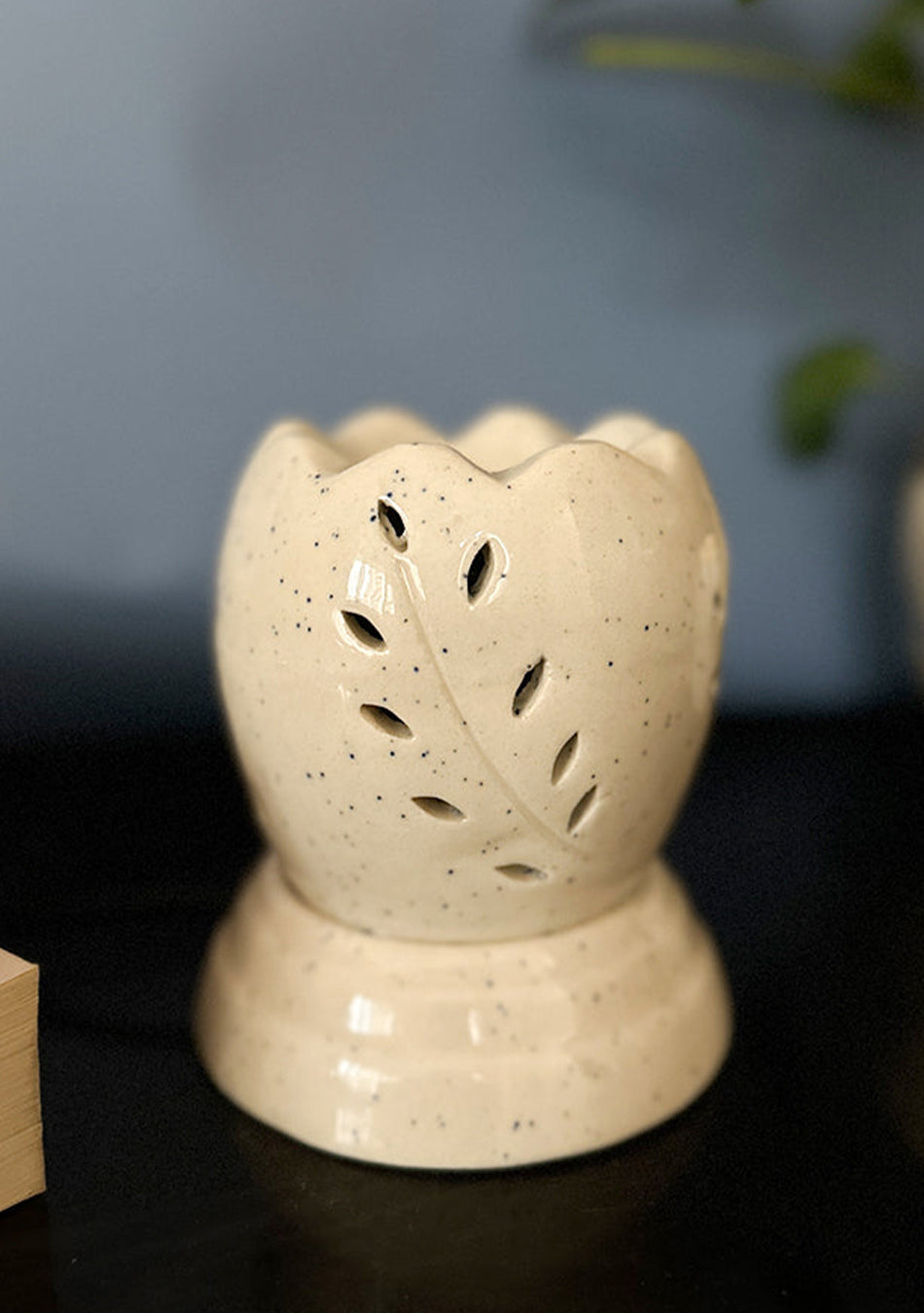 Ivory Leaf Ceramic Diffuser